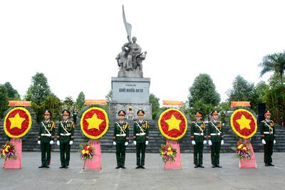Lễ dâng hương được tổ chức tại Tượng đài Khởi nghĩa Ba Tơ