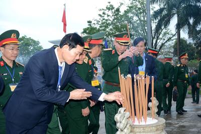 Đại biểu dâng hương tưởng nhớ các Đội viên Đội du kích và Nhân dân các dân tộc trên địa bàn huyện Ba Tơ, các Anh hùng liệt sĩ đã hy sinh vì độc lập tự do của Tổ quốc, vì hạnh phúc của Nhân dân