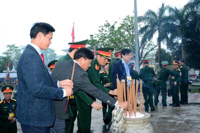 Đại biểu dâng hương tưởng nhớ các Đội viên Đội du kích và Nhân dân các dân tộc trên địa bàn huyện Ba Tơ, các Anh hùng liệt sĩ đã hy sinh vì độc lập tự do của Tổ quốc, vì hạnh phúc của Nhân dân