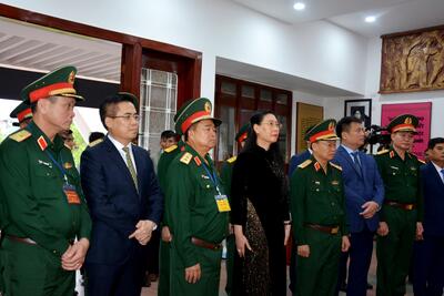 Đại biểu tham quan khu trưng bày hình ảnh, hiện vật của cuộc khởi nghĩa Ba Tơ