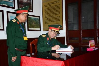 Thiếu tướng Lê Ngọc Hải, Phó Bí thư Đảng ủy, Tư lệnh Quân khu 5 lưu bút vào Sổ vàng truyền thống của Bảo tàng Ba Tơ