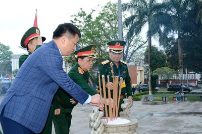 Phó Bí thư Thường trực Tỉnh ủy, Trưởng đoàn Đại biểu Quốc hội tỉnh Đặng Ngọc Huy dâng hương tưởng nhớ các liệt sĩ