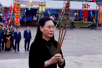 Uỷ viên Ban Chấp hành Trung ương Đảng, Bí thư Tỉnh ủy, Chủ tịch HĐND tỉnh Bùi Thị Quỳnh Vân dâng hương tưởng nhớ các Anh hùng liệt sĩ và Nhân dân các dân tộc trên địa bàn huyện, đã chiến đấu hi sinh và làm nên cuộc Khởi nghĩa Ba Tơ
