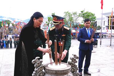 Uỷ viên Ban Chấp hành Trung ương Đảng, Bí thư Tỉnh ủy, Chủ tịch HĐND tỉnh Bùi Thị Quỳnh Vân và lãnh đạo Quân khu 5 dâng hương tưởng nhớ các Anh hùng liệt sĩ và Nhân dân các dân tộc trên địa bàn huyện, đã chiến đấu hi sinh và làm nên cuộc Khởi nghĩa Ba Tơ