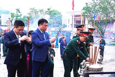 Phó Bí thư Tỉnh ủy, Chủ tịch UBND tỉnh Nguyễn Hoàng Giang, cùng Phó Bí thư Thường trực Tỉnh ủy, Trưởng đoàn Đại biểu Quốc hội tỉnh Đặng Ngọc Huy dâng hương tưởng nhớ các liệt sĩ