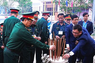 Đại biểu lực lượng vũ trang dâng hương tưởng nhớ  các Đội viên Đội du kích và Nhân dân các dân tộc trên địa bàn huyện Ba Tơ, các Anh hùng liệt sĩ đã hy sinh vì độc lập tự do của Tổ quốc, vì hạnh phúc của Nhân dân