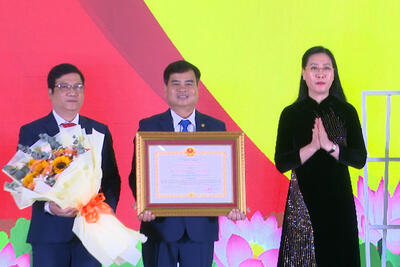 Thừa ủy quyền của Chủ tịch nước, Uỷ viên Ban Chấp hành Trung ương Đảng, Bí thư Tỉnh ủy, Chủ tịch HĐND tỉnh Bùi Thị Quỳnh Vân trao Huân chương Lao động hạng Ba cho Đảng bộ, chính quyền và Nhân dân huyện Ba Tơ