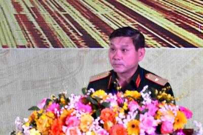 Thiếu tướng Lê Ngọc Hải- Phó Bí thư Đảng ủy, Tư lệnh Quân khu 5, trưởng Ban Tổ chức Hội thảo phát biểu Đề dẫn Hội thảo