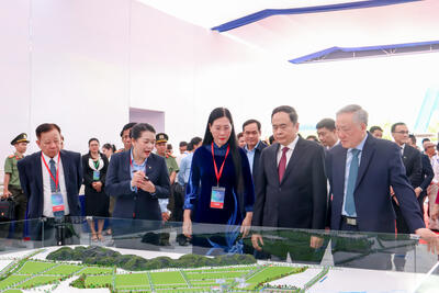 Chủ tịch Quốc hội Trần Thanh Mẫn nghe giới thiệu về dự án Đầu tư xây dựng và kinh doanh kết cấu hạ tầng Khu công nghiệp VSIP II Quảng Ngãi