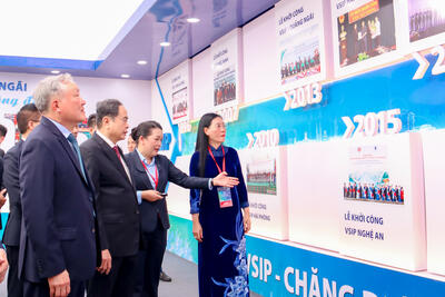 Chủ tịch Quốc hội Trần Thanh Mẫn nghe giới thiệu về dự án Đầu tư xây dựng và kinh doanh kết cấu hạ tầng Khu công nghiệp VSIP II Quảng Ngãi