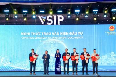 Tỉnh Quảng Ngãi trao Văn kiện đầu tư cho các dự án đầu tư mới và đầu tư mở rộng tại Khu công nghiệp VSIP Quảng Ngãi