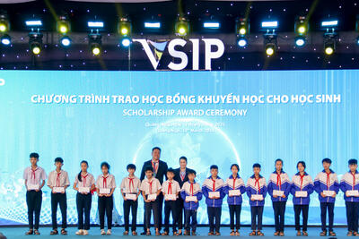 Nhân dịp này, Công ty TNHH VSIP Quảng Ngãi đã trao học bổng khuyến học cho học sinh có hoàn cảnh khó khăn trên địa bàn huyện Bình Sơn ​​​​​