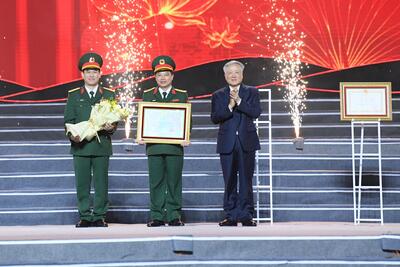 Phó Thủ tướng Thường trực Chính phủ Nguyễn Hòa Bình trao Huân chương Bảo vệ Tổ quốc hạng Nhì cho Bộ Chỉ huy Quân sự tỉnh