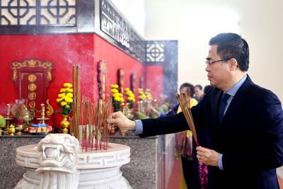 Phó Bí thư Tỉnh ủy, Chủ tịch UBND tỉnh Nguyễn Hoàng Giang dâng hương các gian thờ tại Nghĩa trang liệt sĩ tỉnh