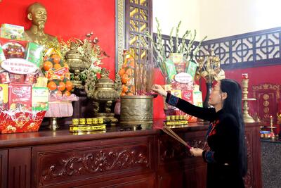 Ủy viên BCH Trung ương Đảng, Bí thư Tỉnh ủy, Chủ tịch HĐND tỉnh Bùi Thị Quỳnh Vân dâng hương gian thờ Bác Hồ tại Nghĩa trang liệt sĩ tỉnh