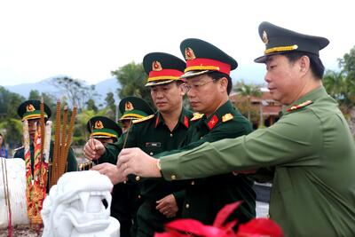 Các lực lượng vũ trang tỉnh dân hương tưởng nhớ các anh hùng liệt sĩ