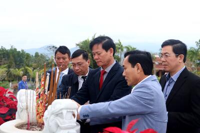 Lãnh đạo các sở, ngành, địa phương dâng hương tưởng nhớ các anh hùng liệt sĩ
