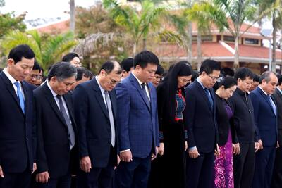 Các đại biểu dành một phút mặc niệm để tưởng nhớ công ơn to lớn của các anh hùng liệt sĩ