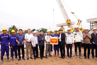 Chủ tịch UBND tỉnh Nguyễn Hoàng Giang tặng quà, động viên cán bộ, kỹ sư, công nhân đang thi công các dự án