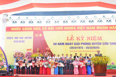 Lãnh đọa huyện Sơn Tịnh trao bằng khen cho các tập thể