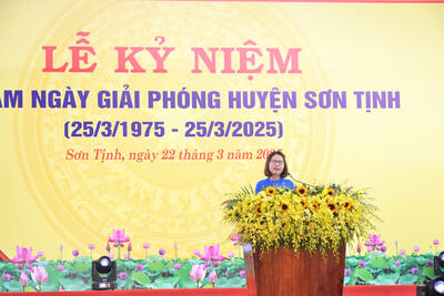 Bí thư Huyện đoàn Sơn Tịnh đại diện cho tuổi trẻ huyện Sơn Tịnh phát biểu tại buổi lễ