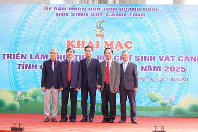 Chủ tịch UBND tỉnh Nguyễn Hoàng Giang chụp hình lưu niệm cùng các đại biểu tại Lễ khai mạc Triển lãm- Hội thi- Hội chợ sinh vật cảnh tỉnh Quảng Ngãi mở rộng năm 2025