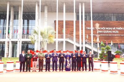 Lãnh đạo tỉnh cùng các đại biểu chụp hình lưu niệm tại khu vực thực hiện nghi thức gắn biển Trung tâm Hội nghị và Triển lãm tỉnh chụp hình lưu niệm
