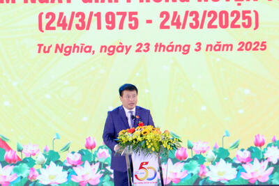 Phó Bí thư Thường trực Tỉnh ủy, Trưởng đoàn ĐBQH tỉnh Đặng Ngọc Huy phát biểu tại buổi lễ