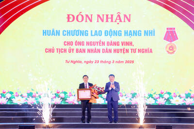 Phó Bí thư Huyện ủy, Chủ tịch UBND huyện Tư Nghĩa Nguyễn Đăng Vinh vinh dự được nhận Huân chương Lao động hạng Nhì