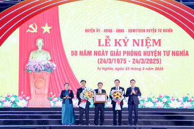 Phó Bí thư Tỉnh ủy, Chủ tịch UBND tỉnh Nguyễn Hoàng Giang; Phó Bí thư Tỉnh ủy Đinh Thị Hồng Minh trao Bằng khen cho các tập thể