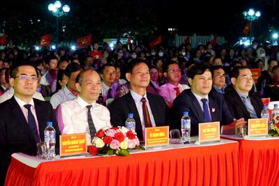 Lãnh đạo tỉnh cùng các đại biểu dự Lễ kỷ niệm 50 năm Ngày giải phóng huyện Lý Sơn