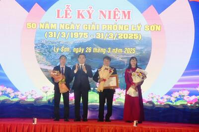 Chủ tịch UBND tỉnh Nguyễn Hoàng Giang tặng Bằng khen cho các tập thể