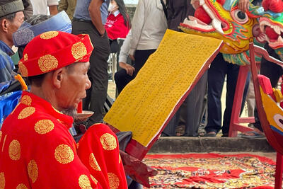 Thầy pháp thực hiện nghi thức tế lễ