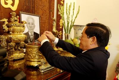 Ủy viên BCH Trung ương Đảng, Bí thư Tỉnh ủy, Chủ tịch HĐND tỉnh Bà Rịa- Vũng Tàu Phạm Viết Thanh viếng hương tưởng nhớ đồng chí Võ Phấn