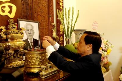 Đại biểu Trung ương viếng hương đồng chí Võ Phấn