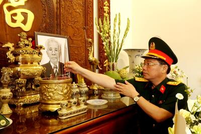 Lãnh đạo Bộ Chỉ huy Quân sự tỉnh viếng hương đồng chí Võ Phấn