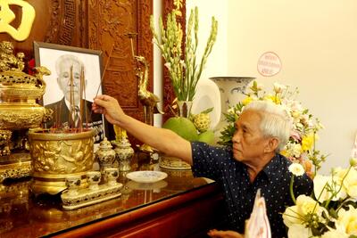 Nguyên Bí thư Tỉnh ủy Phạm Đình Khối viếng hương đồng chí Võ Phấn