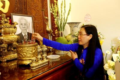 Ủy viên BCH Trung ương Đảng Bí thư Tỉnh ủy, Chủ tịch HĐND tỉnh Quảng Ngãi Bùi Thị Quỳnh Vân viếng hương tưởng nhớ đồng chí Võ Phấn