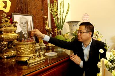 Phó Bí thư Tỉnh ủy, Chủ tịch UBND tỉnh Nguyễn Hoàng Giang viếng hương đồng chí Võ Phấn