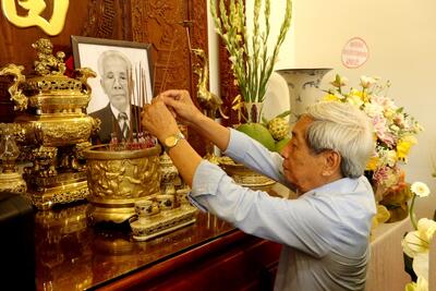 Trung tướng Phạm Nam Tào, Nguyên Tổng cục trưởng Tổng cục Cảnh sát viếng hương đồng chí Võ Phấn