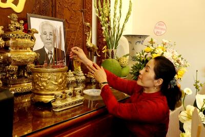 Phó Bí thư Tỉnh ủy Đinh Thị Hồng Minh viếng hương đồng chí Võ Phấn