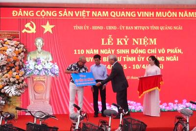 Đại diện gia đình đồng chí Võ Phấn và doanh nghiệp tặng xi măng cho xã Tịnh Hà để làm đường giao thông nông thôn