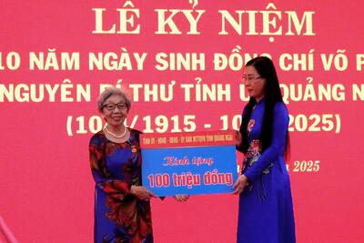 Tỉnh ủy, HĐND, UBND, Ủy ban MTTQ Việt Nam tỉnh đã tặng 100 triệu đồng cho gia đình đồng chí Võ Phấn