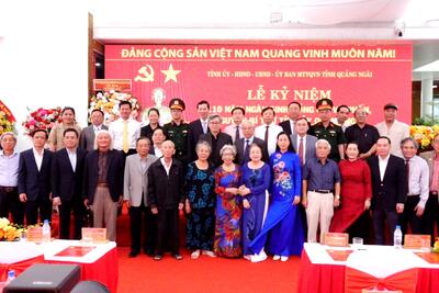 Đại biểu cùng gia đình đồng chí Võ Phấn chụp hình lưu niệm nhân kỷ niệm 110 năm ngày sinh đồng chí Võ Phấn