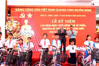 Đại diện gia đình đồng chí Võ Phấn tặng 15 chiếc xe đạp cho các em học sinh nghèo, hiếu học