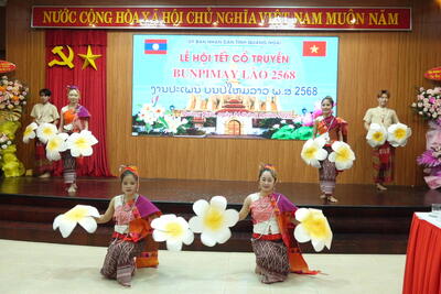 Các sinh viên Lào với những điệu múa truyền thống của nhân dân các bộ tộc Lào trong ngày Tết Bunpimay