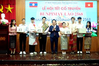 Phó Chủ tịch UBND tỉnh Võ Phiên tặng quà và chúc Tết các sinh viên Lào