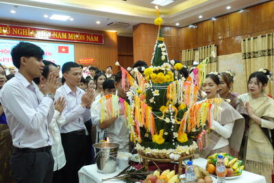 Các sinh viên Lào đang học tập tại Quảng Ngãi cùng nhau thực hiện các nghi thức cúng cầu may nhân dịp Tết Bunpimay