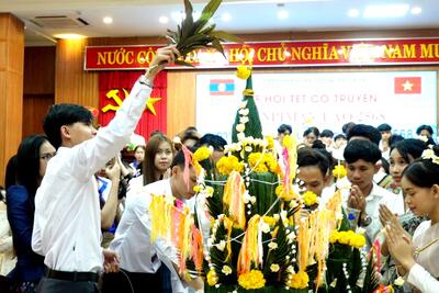 Bên cạnh cột chỉ cầu may, nghi thức té nước cũng là nét văn hóa đặc sắc của nhân dân Lào