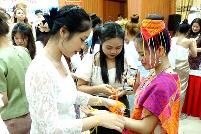 Các em cột chỉ tay, chúc nhau năm mới may mắn, bình an
